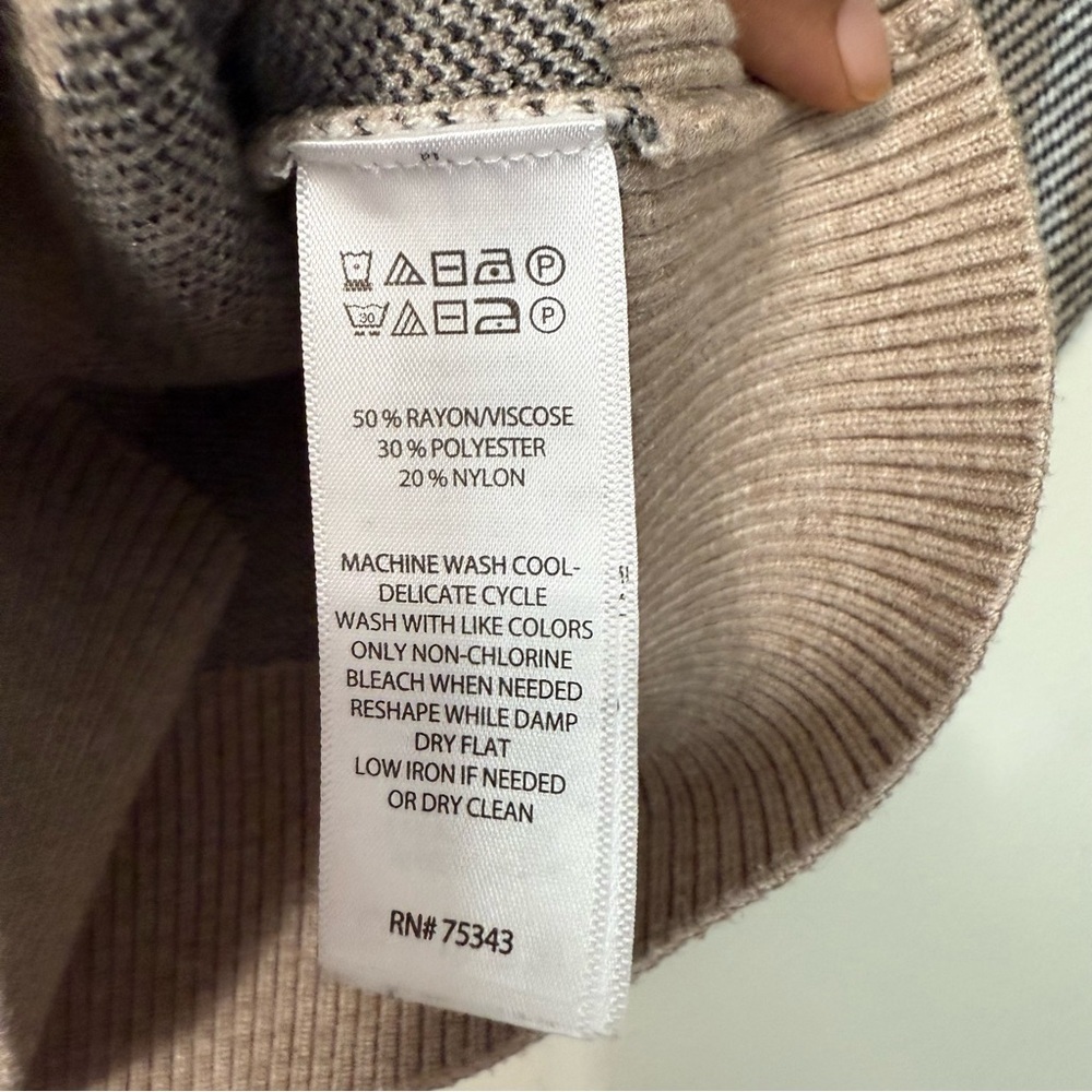 Women’s Max Studio V-Neck Plaid Sweater Plus Size - Picture 4 of 7